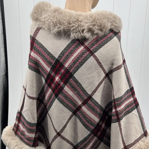 🆕Tartan Plaid V-Shape Poncho W/Faux Fur & Fringe Trim - Picture 8 of 12